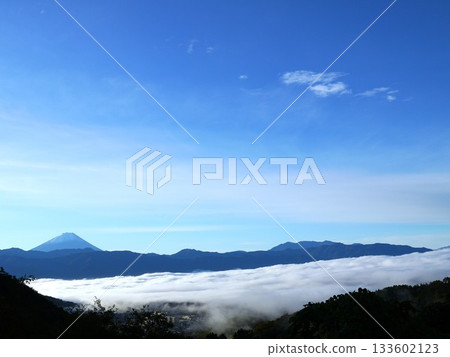 甲府盆地的富士山和雲海 甲府盆地的富士山和雲海 133602123