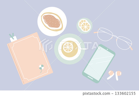 柔和色調的休息時間場景 / 輕鬆的日記本和檸檬茶平鋪擺放（背景色） 133602155
