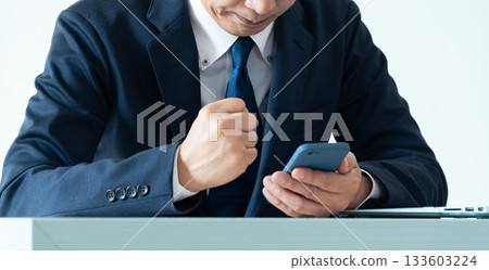 操作智能手機的商人 133603224