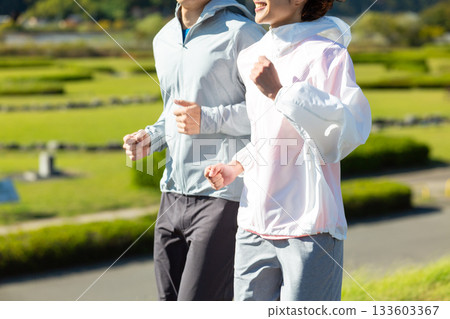 一對中年夫妻在戶外跑步 133603367