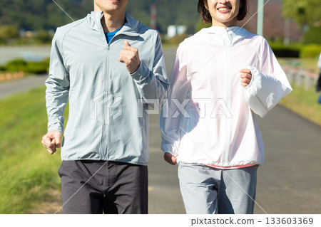 一對中年夫妻在戶外跑步 133603369