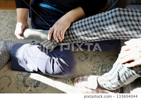 一位正在接受居家復健治療的老婦人的腳 一位正在接受居家復健治療的老婦人的腳 133604044