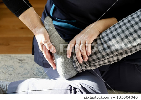 一位正在接受居家復健治療的老婦人的腳 133604046