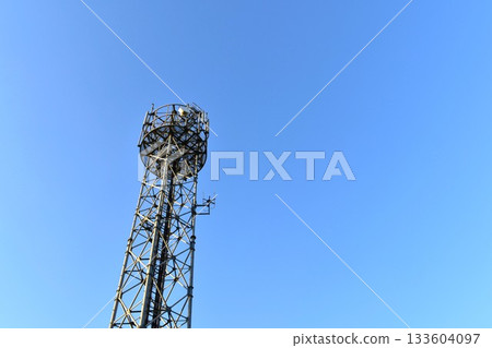 一座基地台塔在藍天下閃閃發光 133604097