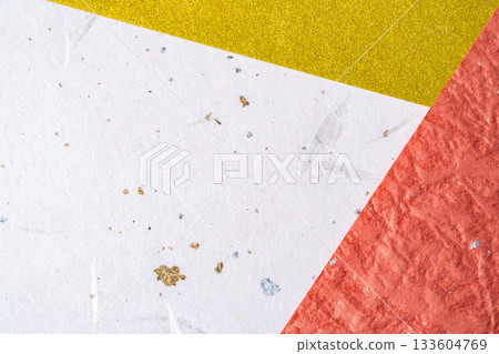 優雅的背景材料，由金色和白色日本紙組成。 133604769