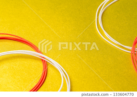 以金色為底，飾以紅色和白色水引圖案的簡潔背景。 133604770