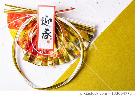 日式設計,以白色和紙為底,飾以金色圖案,層疊新年裝飾。 日式設計,以白色和紙為底,飾以金色圖案,層疊新年裝飾。 133604773
