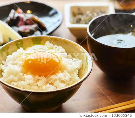 日式早餐套餐：米飯配生雞蛋和味噌湯 133605546
