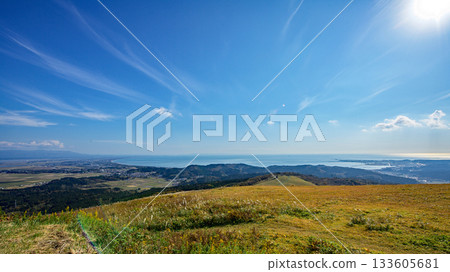 A beautiful autumn day: A spectacular view from Mt. Kanpu, Akita Prefecture 133605681