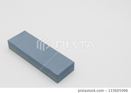 白色背景上的磨刀石 133605996
