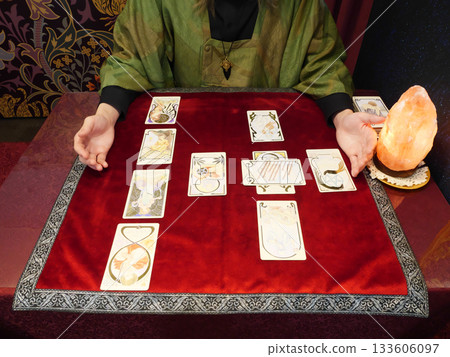 Man doing tarot reading 133606097