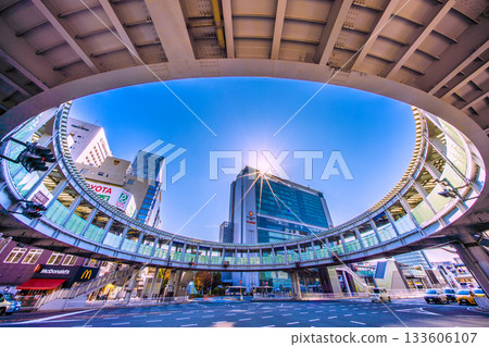 日本橫濱的城市景觀迎來了一線希望…新橫濱正在蓬勃發展。新橫濱車站和環形人行天橋的景色盡收眼底。邁向新時代 = 第27屆 日本橫濱的城市景觀迎來了一線希望…新橫濱正在蓬勃發展。新橫濱車站和環形人行天橋的景色盡收眼底。邁向新時代 = 第27屆 133606107