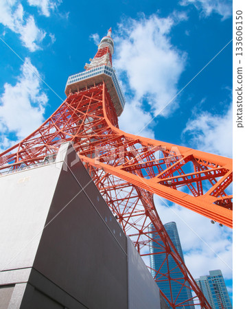 Tokyo Tower and Azabudai Hills Cityscape (November 2025) 133606150