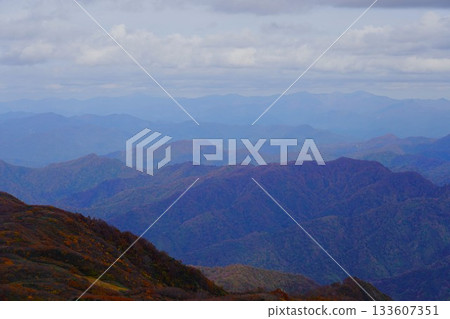 從仁王嶽山頂眺望朝日山脈。 從仁王嶽山頂眺望朝日山脈。 133607351