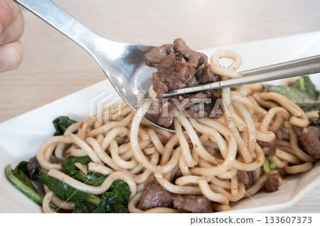 牛肉 炒麵 牛肉炒麵 stir fried beef noodles 牛肉焼きそば 牛肉 炒麵 牛肉炒麵 stir fried beef noodles 牛肉焼きそば 133607373