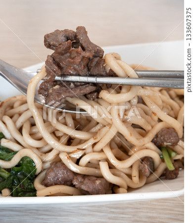 Beef fried noodles (牛焼きそば) 133607375