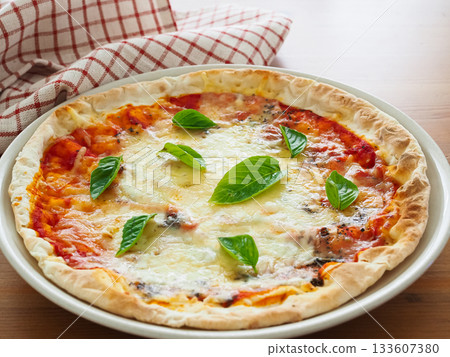 Pizza Margherita 133607380