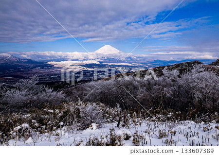 雪和富士山 133607389