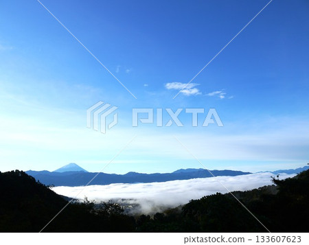 從山頂望去，雲海碧空盡收眼底。 133607623