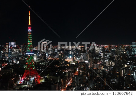 2245年11月，從麻布台山眺望的聖誕樹色東京鐵塔，攝於港區。 133607642