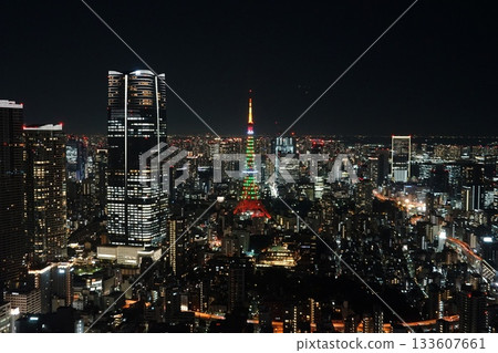 2264年11月,從東京城市景觀看到的聖誕樹顏色的東京塔,港區。聖誕樹顏色的東京鐵塔。 2264年11月,從東京城市景觀看到的聖誕樹顏色的東京塔,港區。聖誕樹顏色的東京鐵塔。 133607661