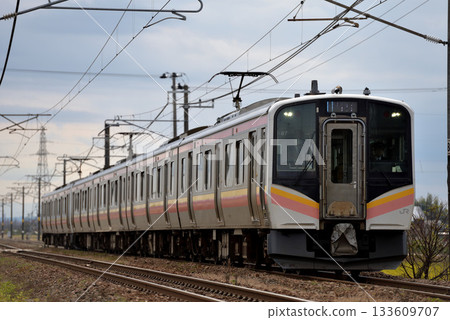 六列E129系地方列車正在信越本線上運行 六列E129系地方列車正在信越本線上運行 133609707