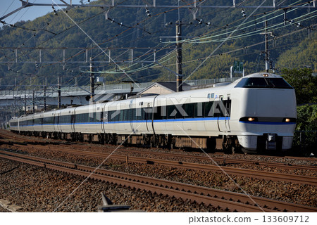 在東海道線上運行的十二隻683系列雷鳥 133609712