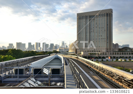 百合海鷗號列車離開車站，在高海拔地區行駛。 133610821