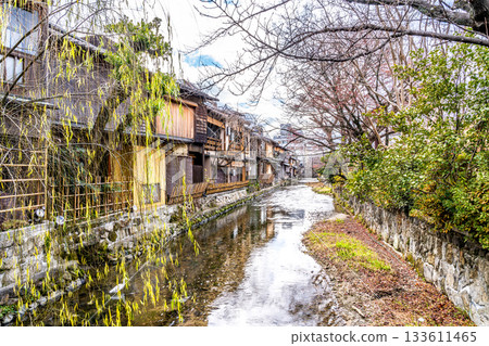 [Important Preservation District for Groups of Traditional Buildings] Gion-Shinbashi, Winter Streetscape and Shirakawa River Scenery 1, Higashiyama Ward, Kyoto City, Kyoto Prefecture 133611465