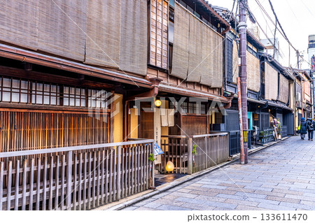 [Important Preservation District for Groups of Traditional Buildings] Gion-Shinbashi Winter Streetscape 4 Higashiyama Ward, Kyoto City, Kyoto Prefecture 133611470