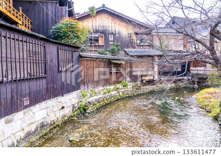 [Important Preservation District for Groups of Traditional Buildings] Gion-Shinbashi Winter Streetscape and Shirakawa River Scenery 5 Higashiyama Ward, Kyoto City, Kyoto Prefecture 133611477