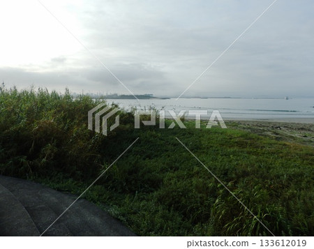 在堤岸邊緣 133612019