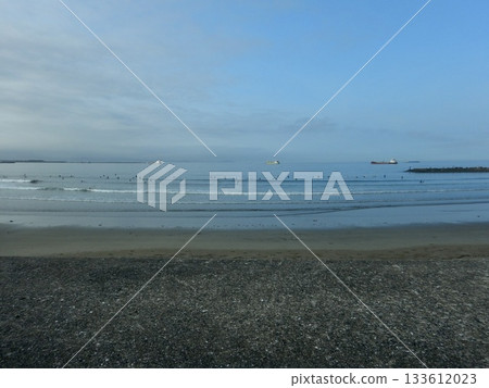 在堤岸邊緣 133612023