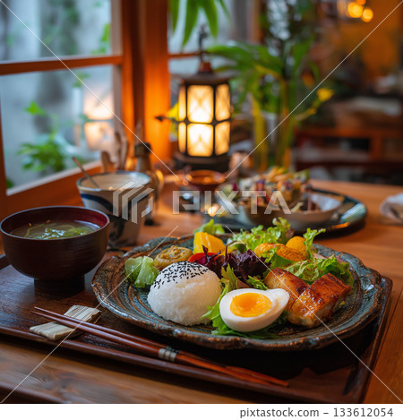 在沐浴在柔和午後陽光的咖啡館裡，享用精心擺盤的日本料理。 133612054