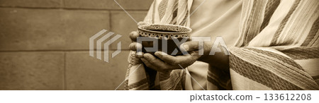 Ola man gilding a cup 133612208