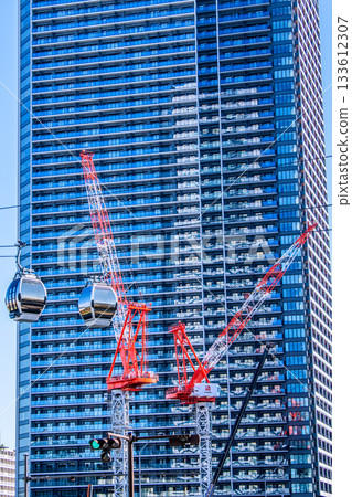 日本橫濱城市景觀，11月26日。櫻木町車站前的索道和橫濱北中塔前的起重機。 133612307