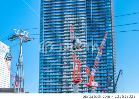 日本橫濱城市景觀，11月26日。櫻木町車站前的索道和橫濱北中塔前的起重機。 133612322