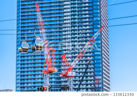 日本橫濱城市景觀，11月26日。櫻木町車站前的索道和橫濱北中塔前的起重機。 133612330