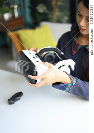 woman, VR, goggles 133612385