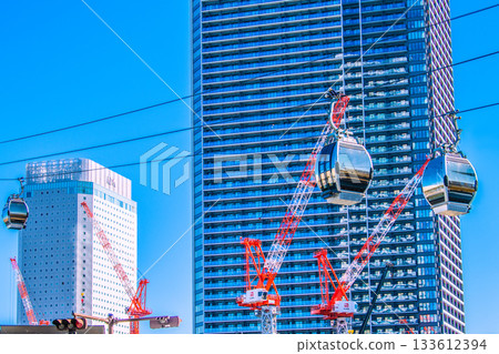 日本橫濱城市景觀，11月26日。櫻木町車站前的索道和橫濱北中塔前的起重機。 133612394
