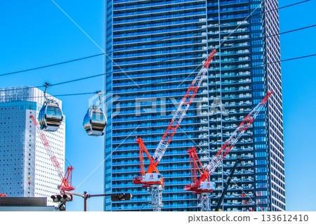 日本橫濱城市景觀，11月26日。櫻木町車站前的索道和橫濱北中塔前的起重機。 133612410