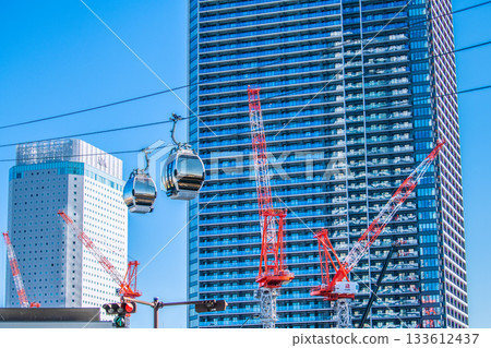 日本橫濱城市景觀，11月26日。櫻木町車站前的索道和橫濱北中塔前的起重機。 133612437