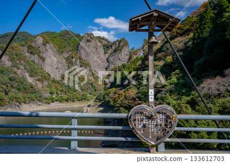 從凱多橋眺望心型石與幸福之鐘 133612703