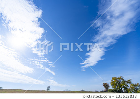 秋日的天空、雲彩和草地 秋日的天空、雲彩和草地 133612838