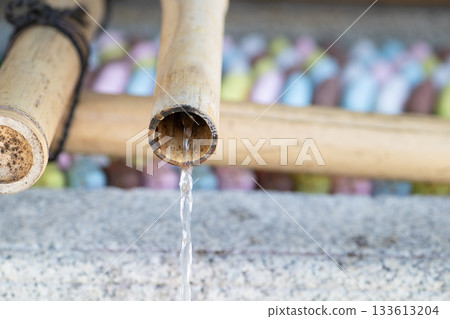 Flowing water in the chozuya. Shrine scenery Flowing water in the chozuya. Shrine scenery 133613204