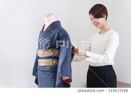 一位女士正在練習穿和服 133613598