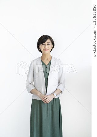 Business woman portrait in her thirties smiling at the camera Business woman portrait in her thirties smiling at the camera 133613856
