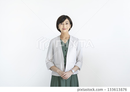 Business woman portrait in her thirties smiling at the camera 133613876