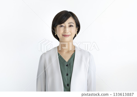 一位三十多歲的女商人對著鏡頭微笑的肖像照 一位三十多歲的女商人對著鏡頭微笑的肖像照 133613887