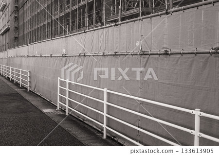 A construction site surrounded by single-pipe sheets 133613905